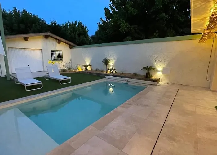 Maison En Pierre Avec Sa Piscine Chauffee