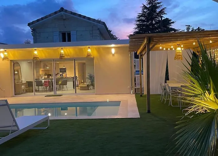 Maison En Pierre Avec Sa Piscine Chauffee